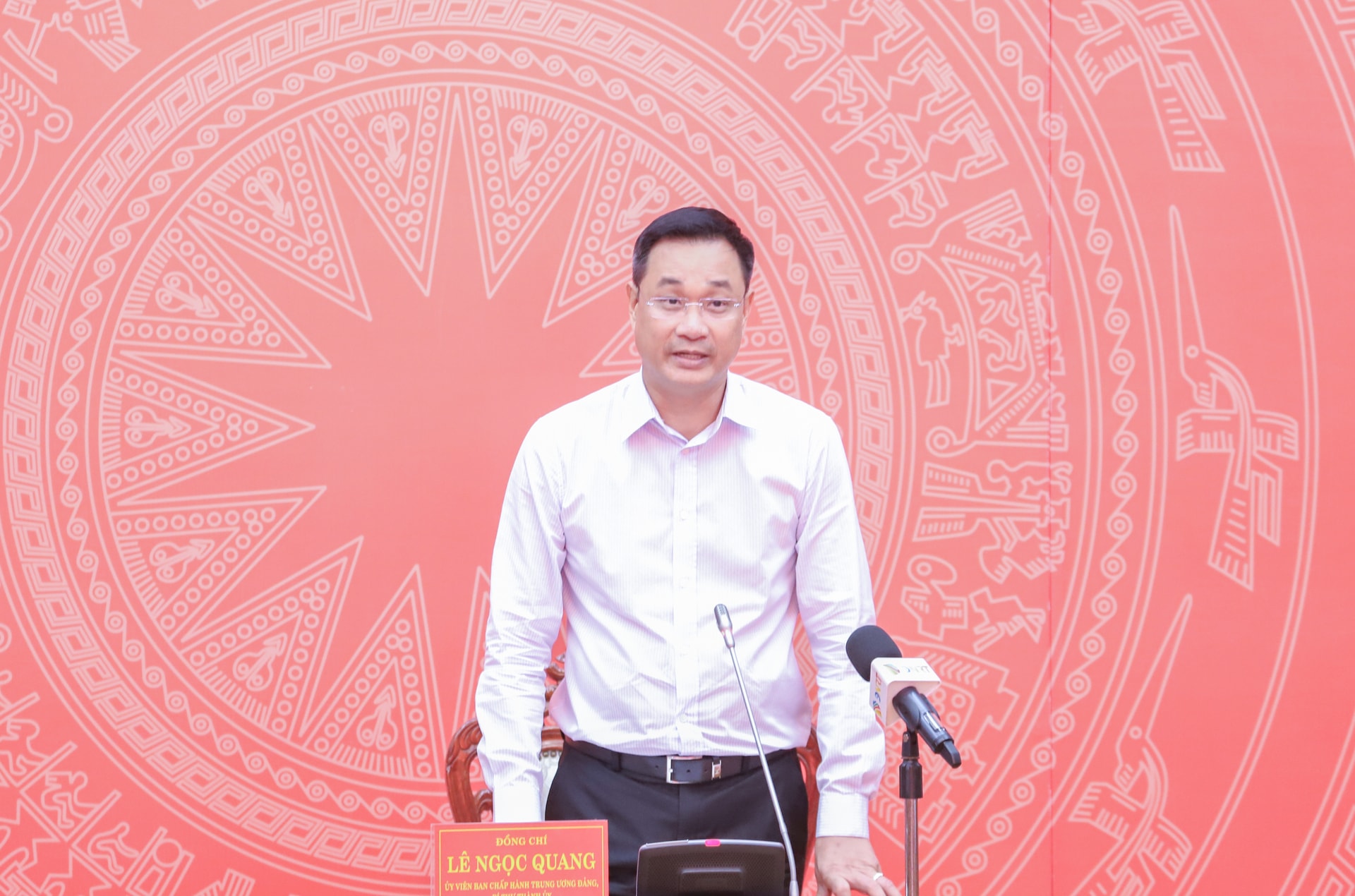 11 anh quang sua2