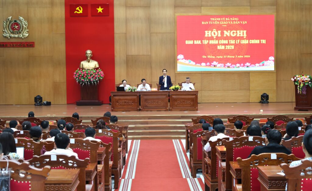 500 lop boi duong ly luan chinh tri