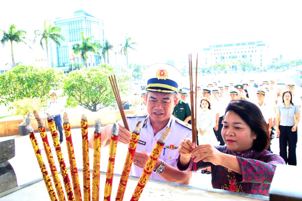 Ban Tuyen giao dang huong anh hung liet si