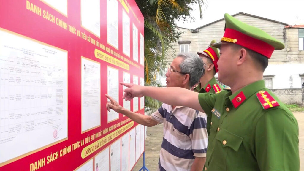 Dong bao cong giao voi bau cu 1