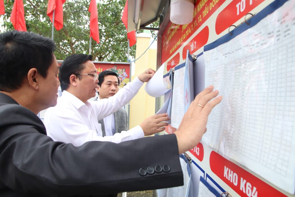 Kiem tra bau cu phuong Hoa Khanh 1