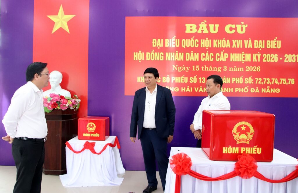 Kiem tra bau cu phuong Hoa Khanh 2