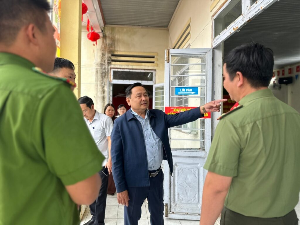 Kiem tra bau cu xa Chien Dan 1