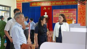 Kiem tra bau cu xa Que Phuoc
