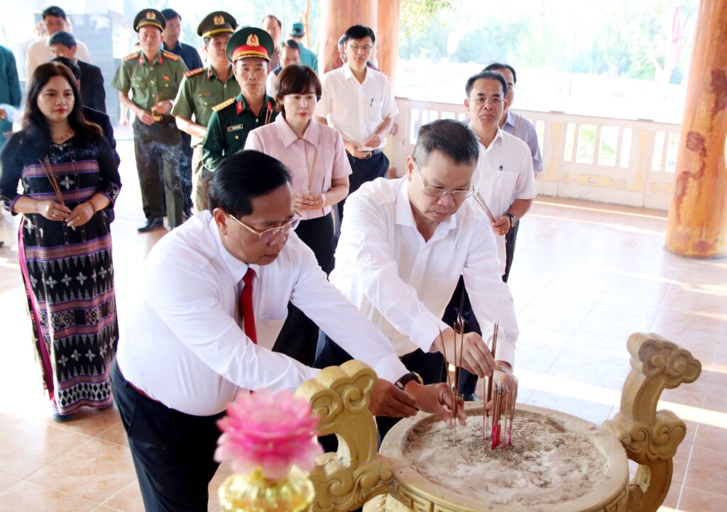 Lam viec voi Tay Giang 1