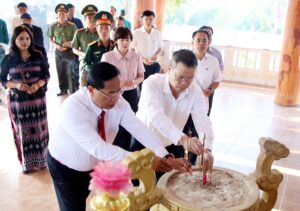 Lam viec voi Tay Giang