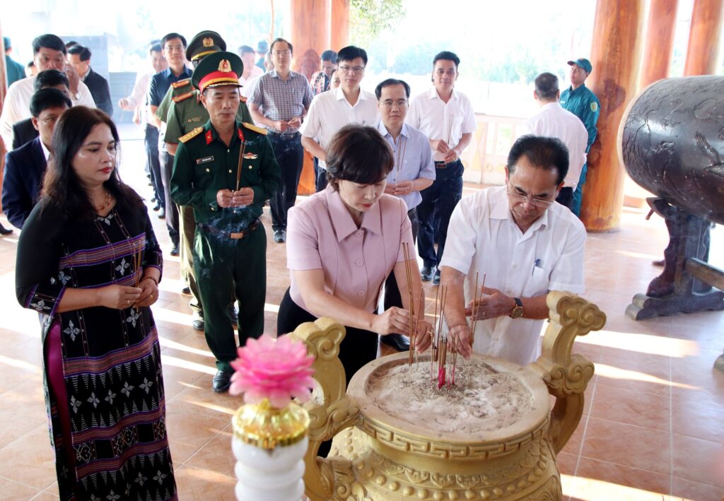 Lam viec voi Tay Giang 1 1