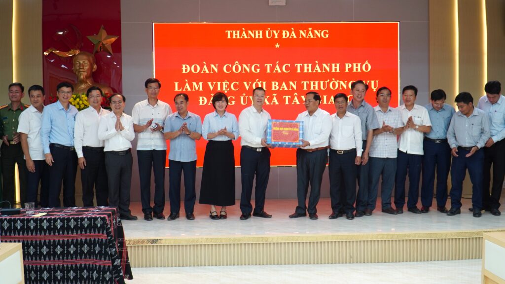 Lam viec voi Tay Giang 2