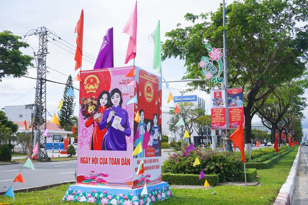 Phuong Ngu Hanh Son co hoa ruc ro