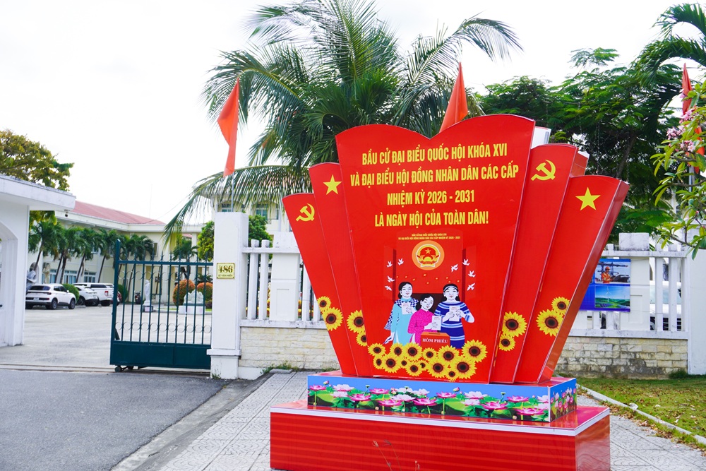 Phuong Ngu Hanh Son co hoa ruc ro 2