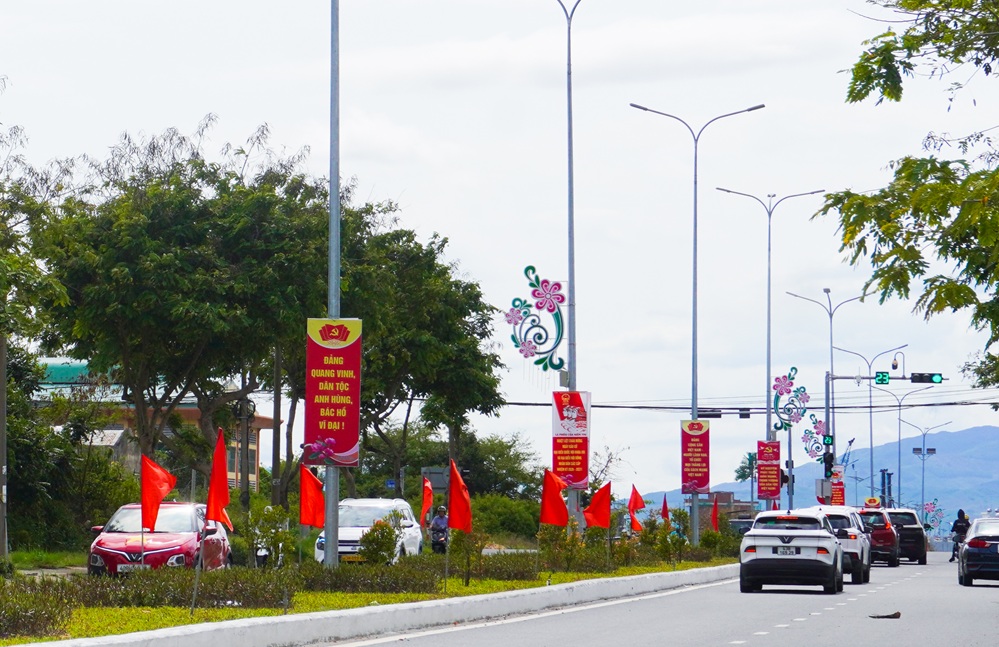 Phuong Ngu Hanh Son co hoa ruc ro 4