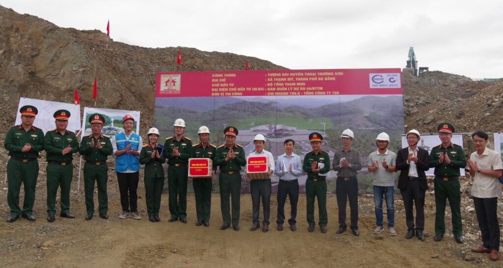 Thi cong huyen thoai tuong dai Truong Son tai Da Nang