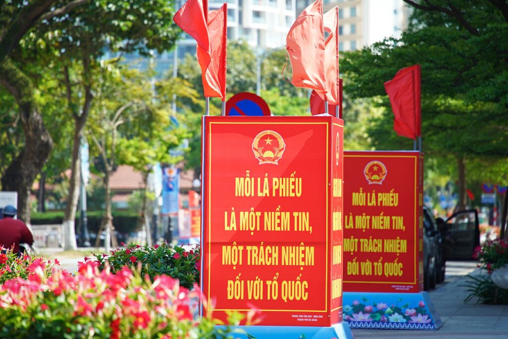 Trang tri bau cu 5