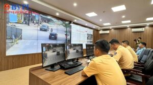 anh-1-cbcs-phong-csgt-cong-an-tinh-theo-doi-tinh-hinh-trat-tu-angt-qua-he-thong-camera-giam-sat-17746986161631234067676