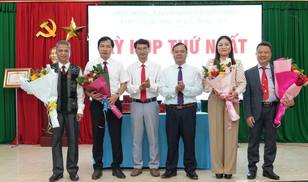 chu tich pho chu tich va truong cac ban cua hdnd xa khoa moi ra mat tai ky hop