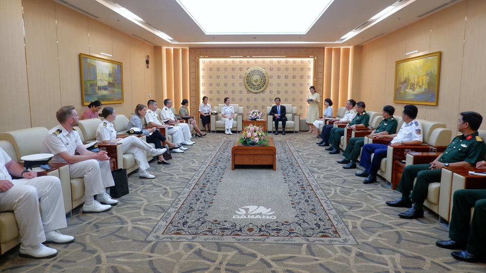 Phó Chủ tịch UBND thành phố Trần Chí Cường tiếp chỉ huy tàu Hải quân Úc đến chào xã giao