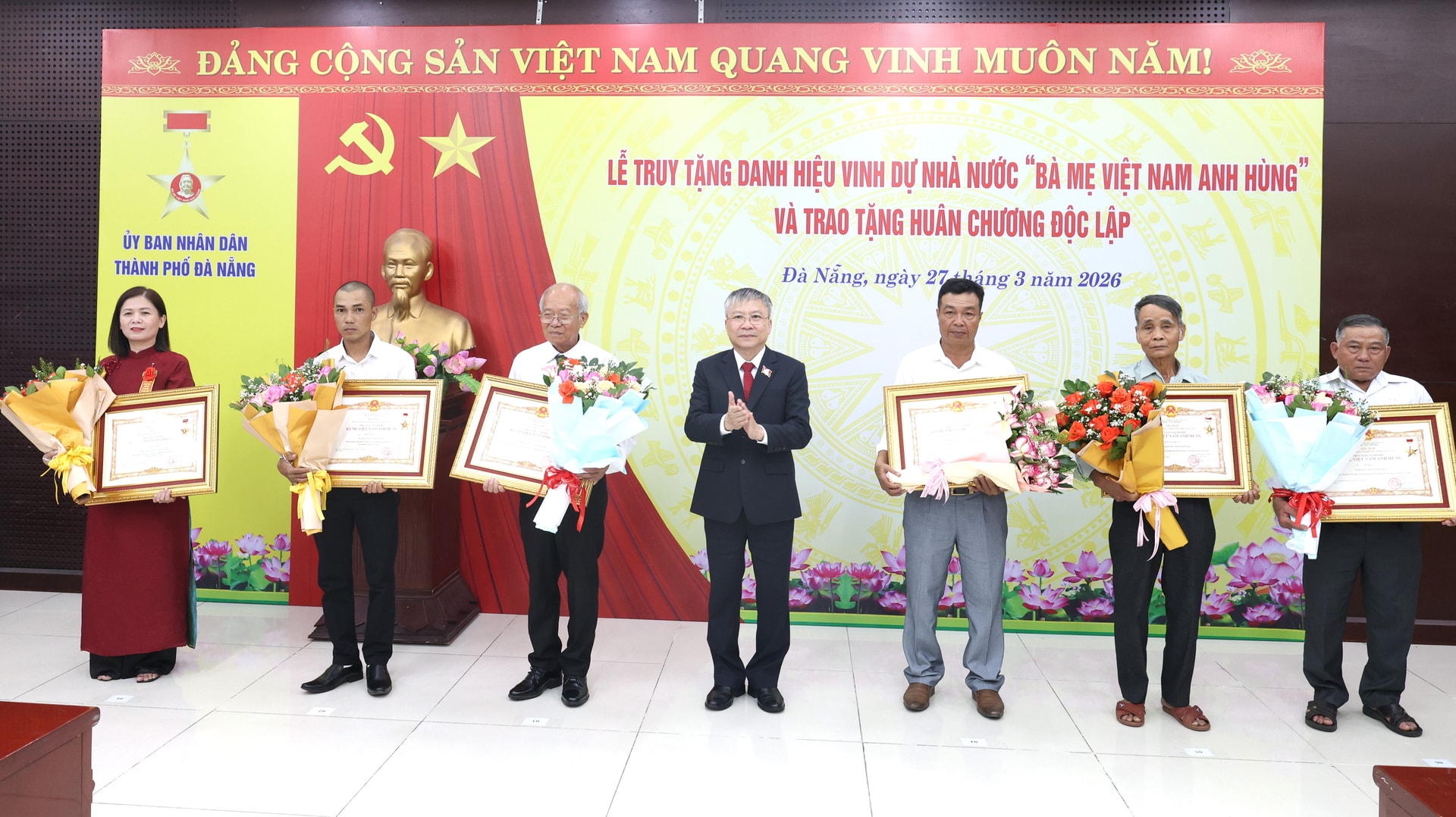 Truy tặng danh hiệu Bà mẹ Việt Nam anh hùng và tặng thưởng Huân chương Độc lập hạng Ba cho gia đình liệt sĩ