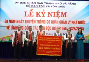 80 nam cong tac dan toc