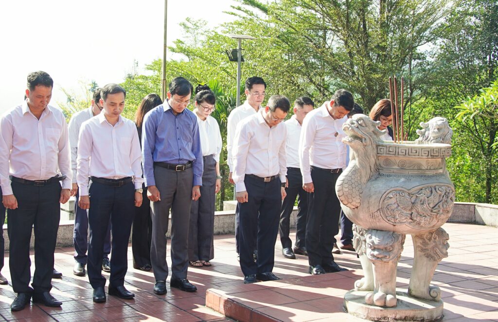 Dang huong bia di tich ban kiem tra khu uy khu 5 1 1775612902