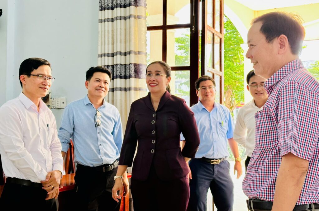 Lam viec voi Phu Ninh ve van hoa xa hoi 1 1775787026