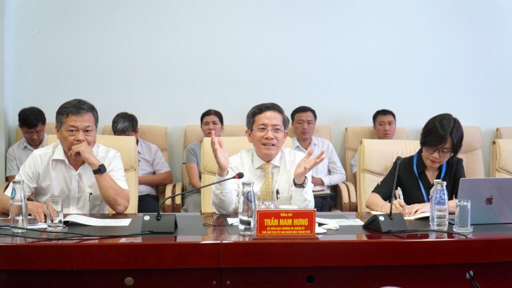 Trao doi voi Tong lanh su Ha Lan ve cang hang khong Chu Lai 1775699999