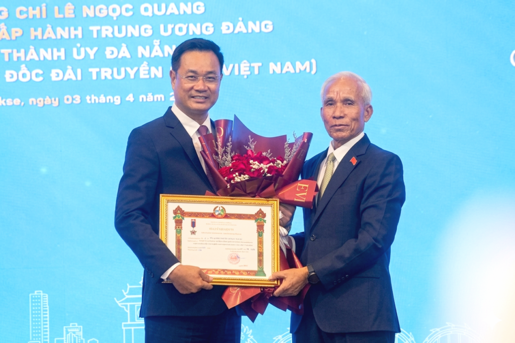 Trao huan chuong lao dong hang nhi cho ong Le Ngoc Quang 1775441090