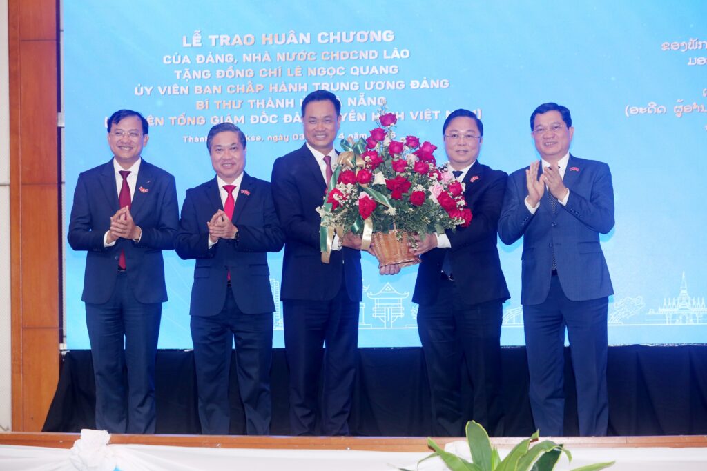 Trao huan chuong lao dong hang nhi cho ong Le Ngoc Quang 1 1775441087