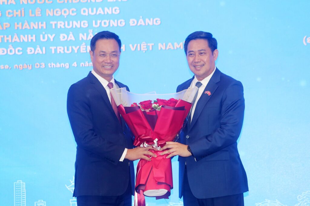 Trao huan chuong lao dong hang nhi cho ong Le Ngoc Quang 2 1775441084
