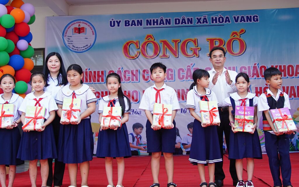 Xa Hoa Vang cap SGK mien phi cho HS 1 1776049725