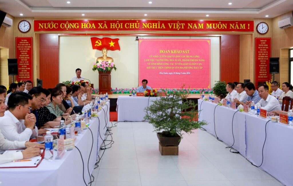 Ban Tuyen giao Trung uong lam viec voi Dang uy Hoa Xuan 1779155962