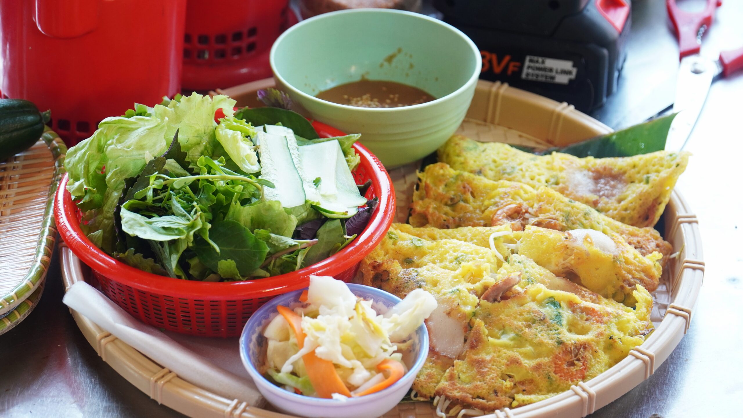 Banh xeo mon an duoc nhieu du khach lua chon khi den voi Ngay hoi banh dan gian Hoi An Dong 1779680208 scaled