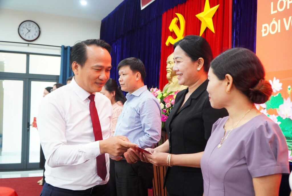 Boi duong can bo lanh dao nhom 3 1778813136