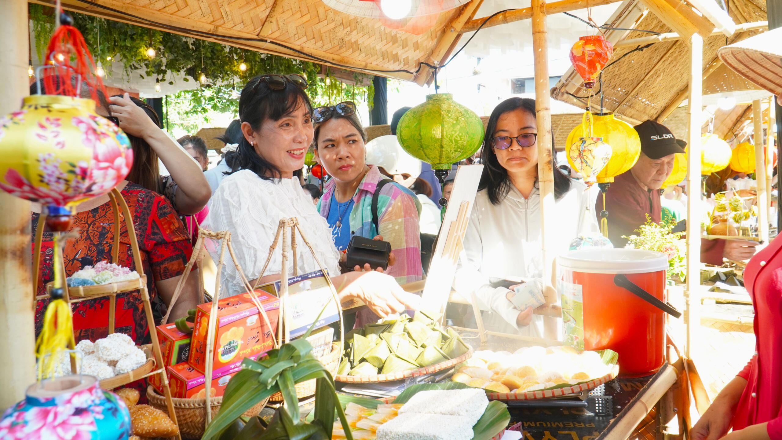 Cac gian hang am thuc thu hut dong dao du khach den tham quan thuong thuc 1779680137 scaled