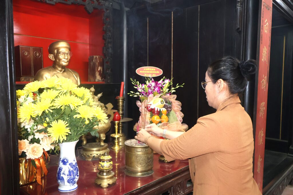 Dang huong nha luu niem cu Huynh Thuc Khang 1779244594
