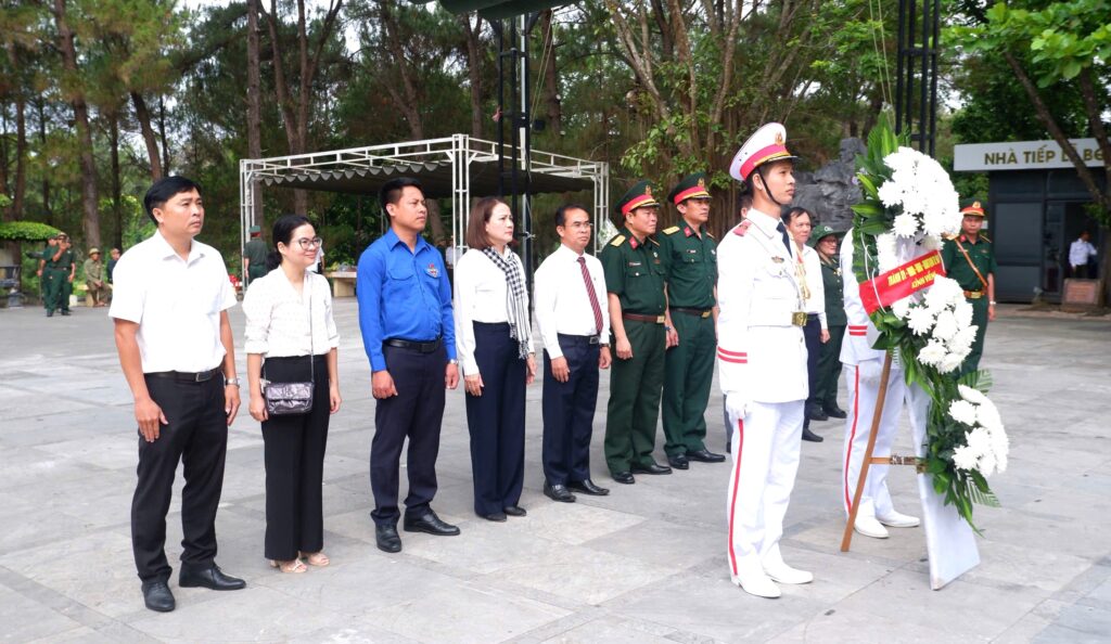 Dang huong tuong niem anh hung liet si tai Quang Tri 1777862965