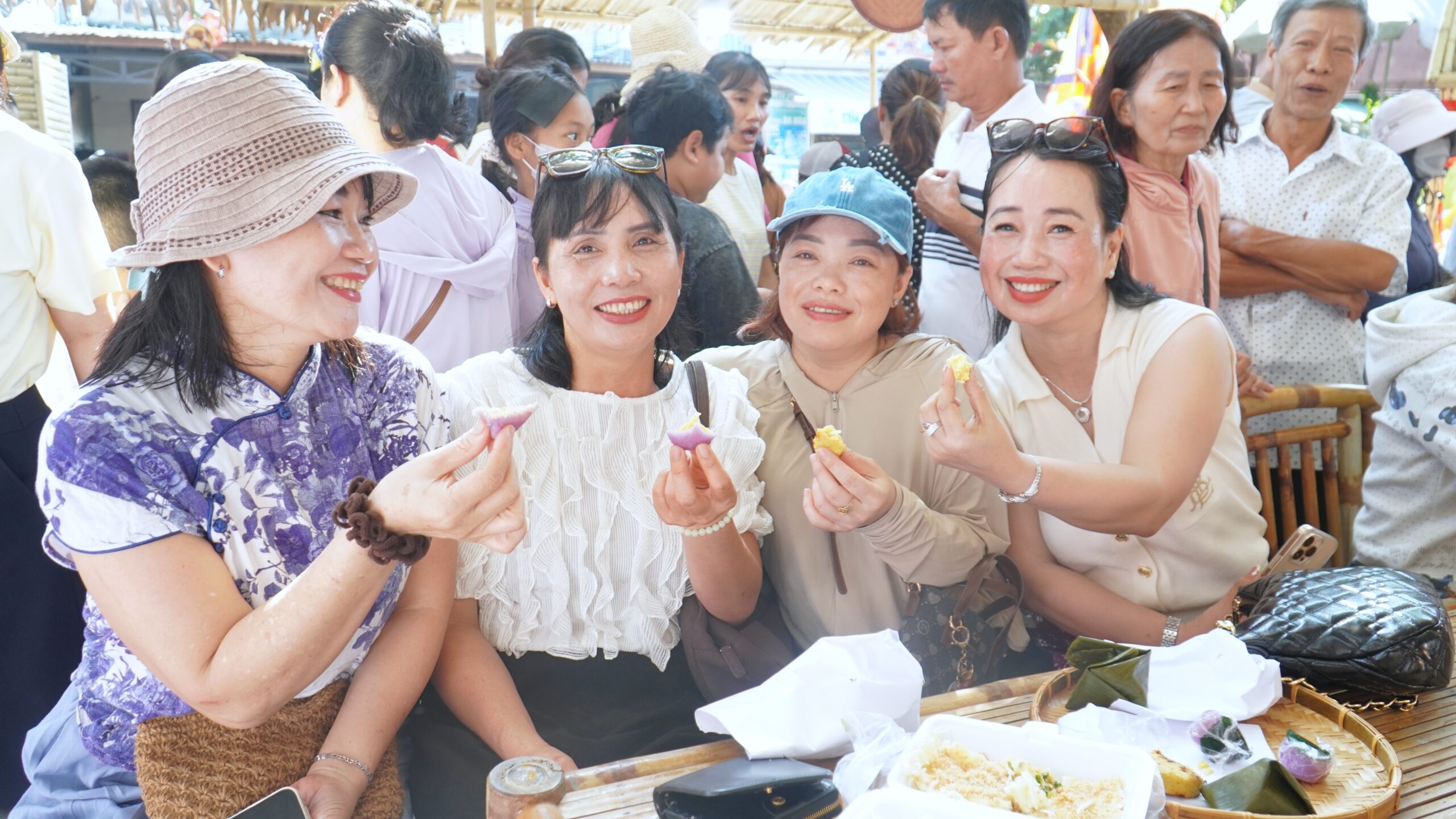 Du khach thuong thuc cac loai banh tai ngay hoi 1779680365 scaled