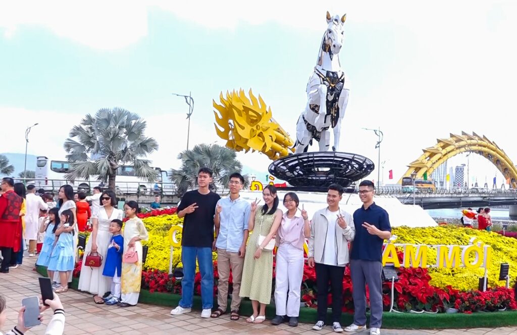 Lan toa hinh anh duong hoa Tet 1779155550