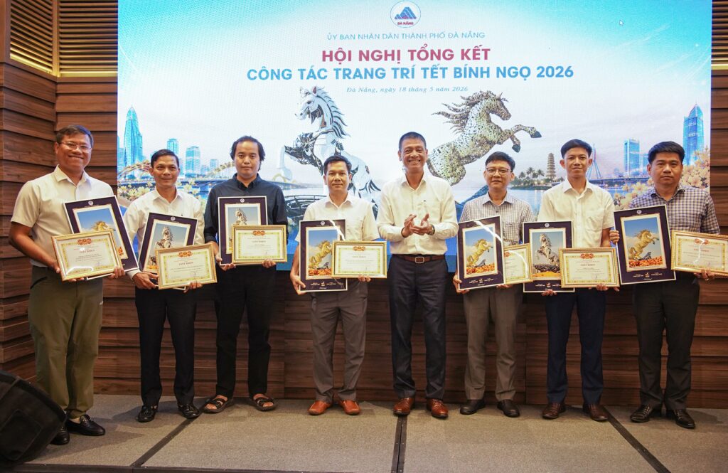 Lan toa hinh anh duong hoa Tet 1 1779155544