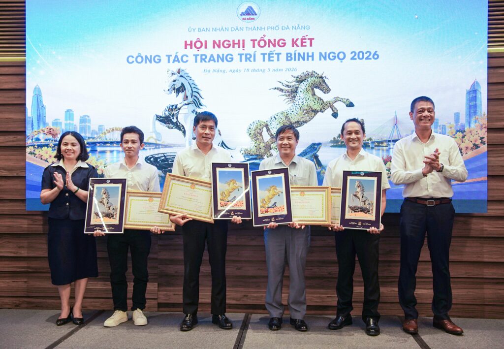 Lan toa hinh anh duong hoa Tet 2 1779155538