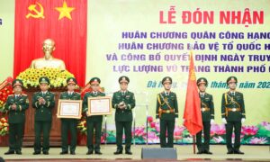 Luc luong vu trang thanh pho nhan quan cong hang nhat