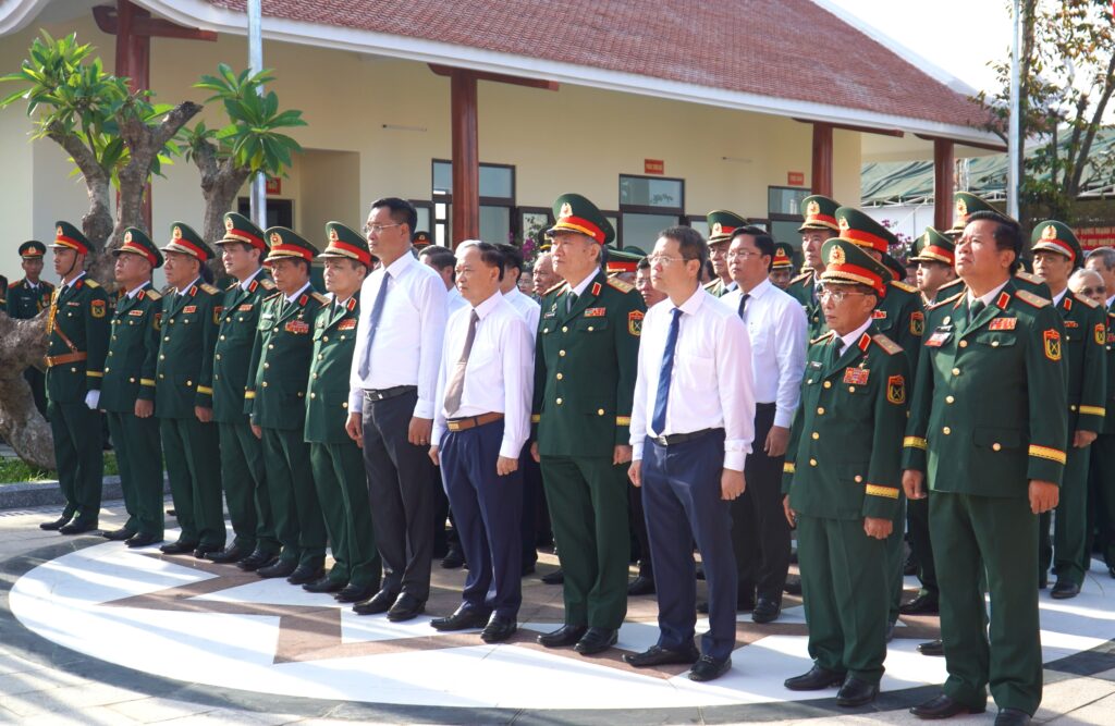 Thanh lap doi du kich Vu Hung 1777947478