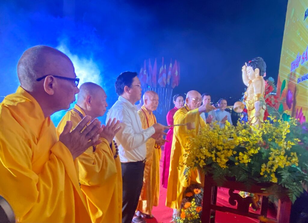 Thap sang 7 doa hoa sen dai le Phat Dang nam 2026 1779677037