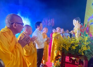 Thap sang 7 doa hoa sen dai le Phat Dang nam 2026
