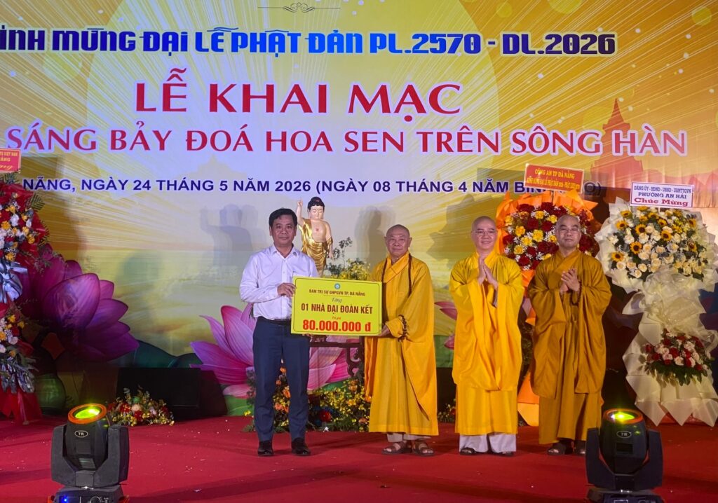 Thap sang 7 doa hoa sen dai le Phat Dang nam 2026 1 1779677032