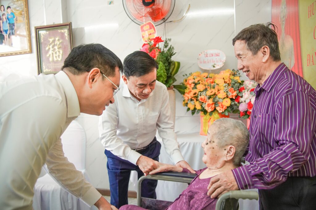 Trao huy hieu 80 nam tuoi Dang 1779245311