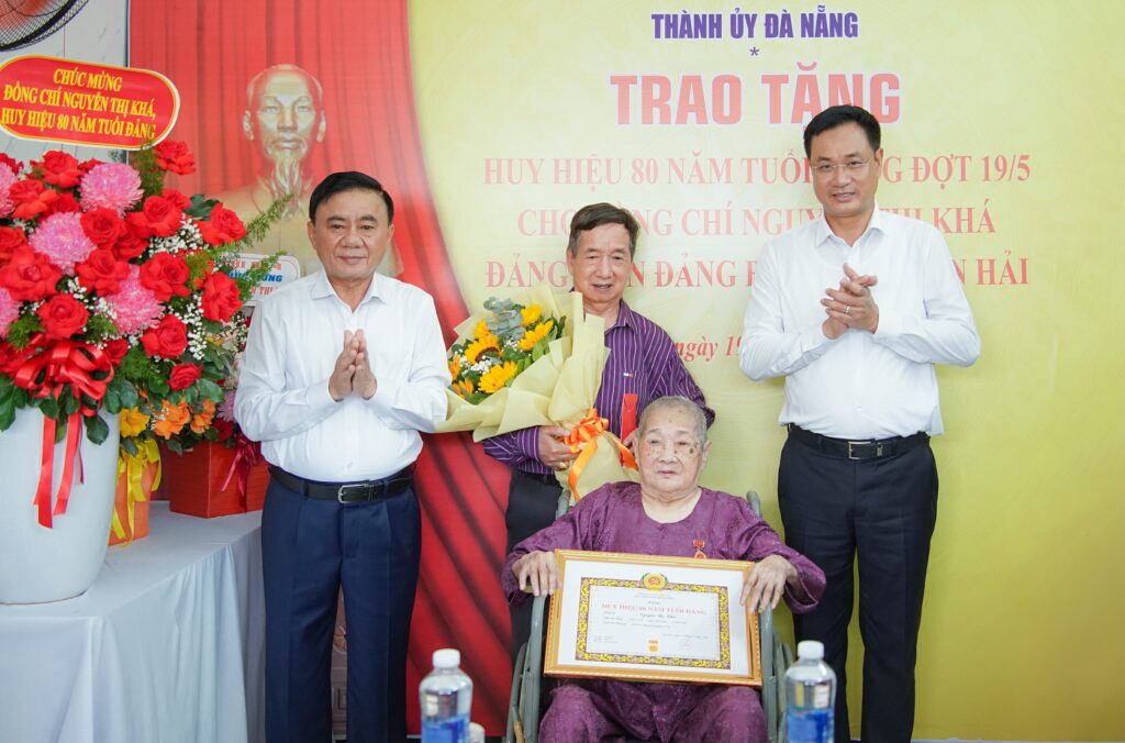 Trao huy hieu 80 nam tuoi Dang 1 1779245304