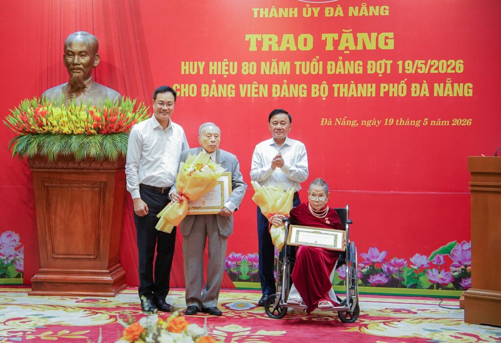 Trao huy hieu 80 nam tuoi Dang 2 1779245296