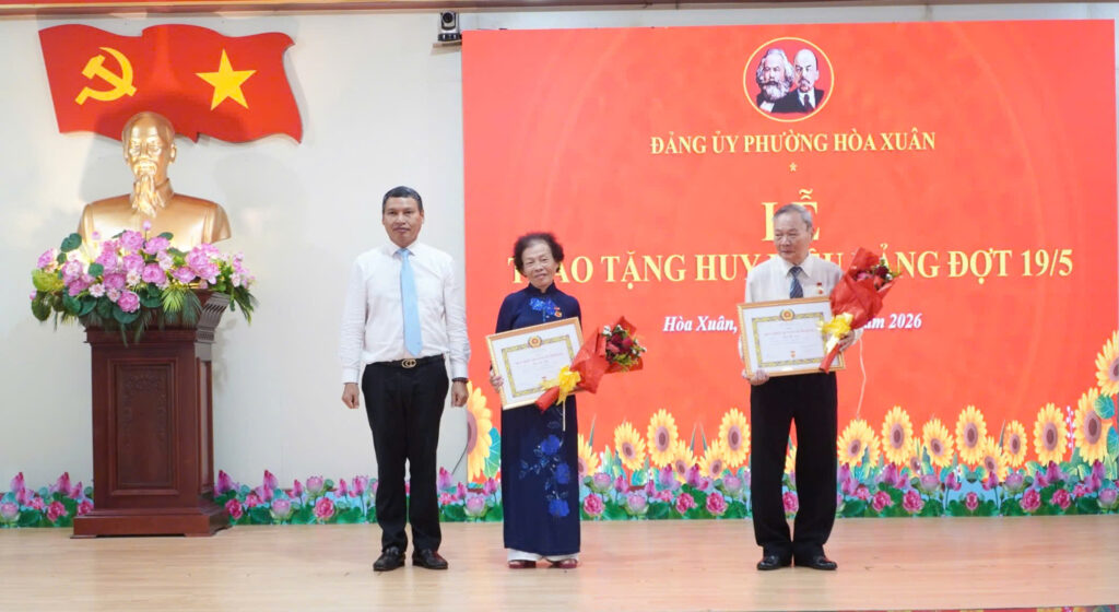 Trao huy hieu Dang 20 05 26 1 1779243696