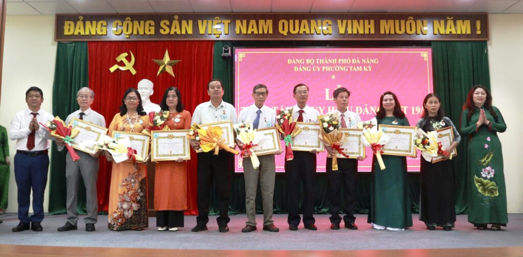 Trao huy hieu Dang 20 05 26 2 1779243692