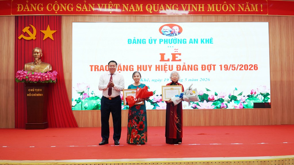 Trao huy hieu Dang 20 05 26 3 1779243690